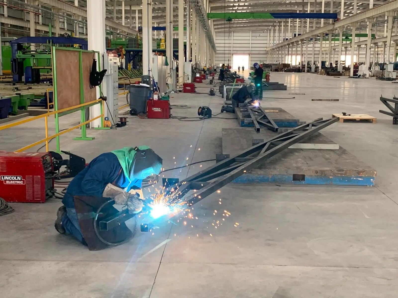Personal especializado realizando el ensamble y soldadura de estructuras de acero